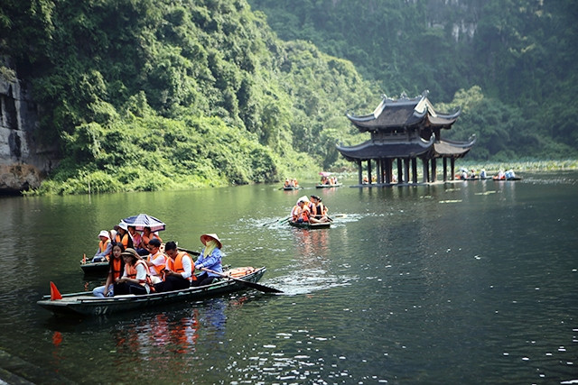 Du khách tham quan khu du lịch sinh thái Tràng An, tỉnh Ninh Bình.