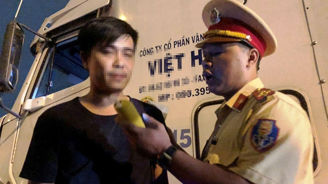 Kiểm tra nồng độ cồn, ma túy của lái xe ngay tại bến