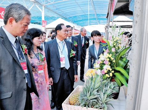 Đại diện các doanh nghiệp Hàn Quốc tham quan và khảo sát hàng hóa Việt Nam tại Triển lãm hàng Việt tiêu biểu 2015 tại siêu thị Lotte Nam Sài Gòn, quận 7, TP Hồ Chí Minh.