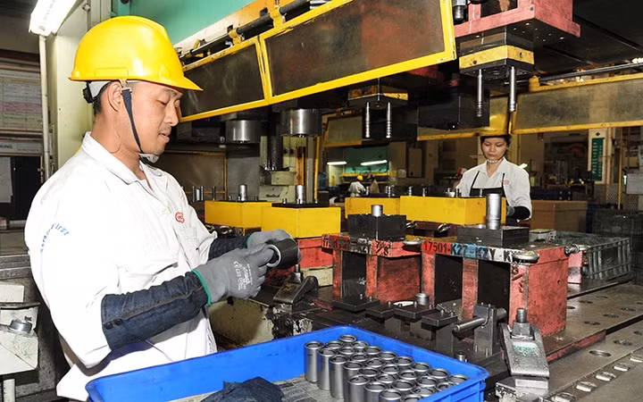 Công nhân Công ty TNHH Công nghiệp chính xác Việt Nam 1, Khu công nghiệp Khai Quang (tỉnh Vĩnh Phúc) sản xuất, kinh doanh linh kiện, phụ tùng ô-tô, xe máy. Ảnh: THANH HÀ