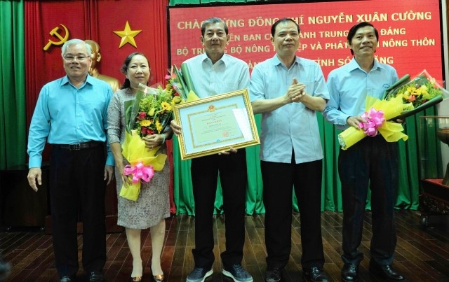 Lãnh đạo Bộ NN-PTNT và tỉnh Sóc Trăng tặng hoa và bằng khen cho nhóm tác giả gạo ST25, “Gạo ngon nhất thế giới”.