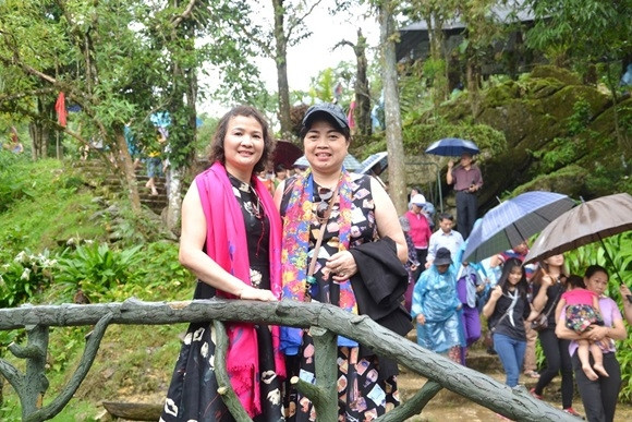 Du khách thăm quan Khu du lịch Hàm Rồng- Sa Pa.
