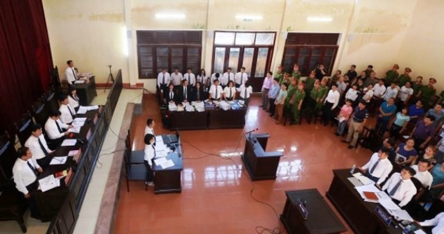 Phiên tòa xét xử các bị cáo trong vụ chạy thận nhân tạo làm chết chín người. 