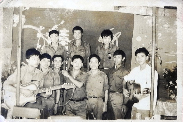 Cán bộ, chiến sĩ Tiểu đoàn 1 (R20) ăn tết sớm trước giờ nổ súng. (Ảnh: Tư liệu)