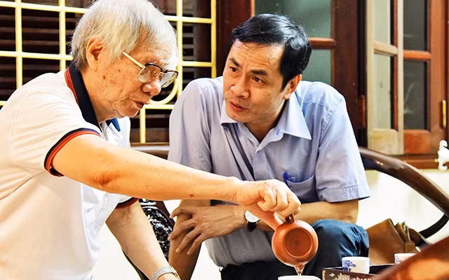 Nhà văn Hoàng Quốc Hải (trái) trò chuyện với nhà thơ Hữu Việt. Ảnh trong bài | Nguyễn Đình Toán