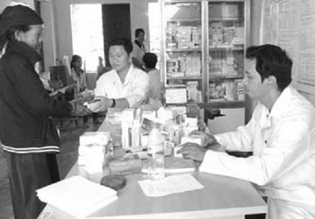 Khám sàng lọc và cấp thuốc phòng, chống sốt rét cho người dân xã Long Môn, huyện Minh Long (Quảng Nam).