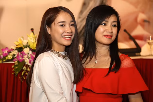 Thu Hà và diễn viên trẻ Nhã Phương vai hai mẹ con trong phim.