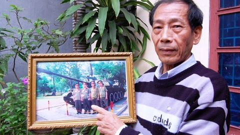 Ông Phượng với tấm ảnh ngày hội ngộ các cựu binh xe tăng 390.