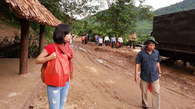 Du khách tham quan đường mòn Hồ Chí Minh.