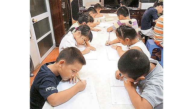 Một lớp luyện chữ trước khi vào lớp 1. Ảnh: MINH NGỌC