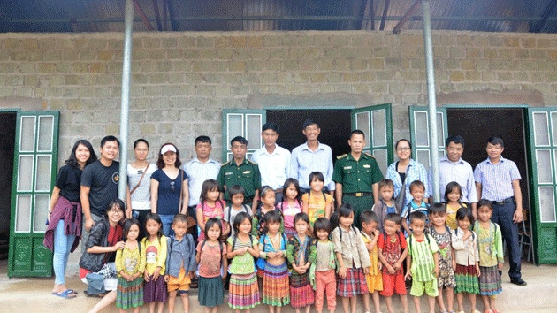 Các thành viên nhóm Tình nguyện Niềm tin trong một hoạt động vì trẻ em vùng miền núi (Ảnh: tinhnguyenniemtin.com).