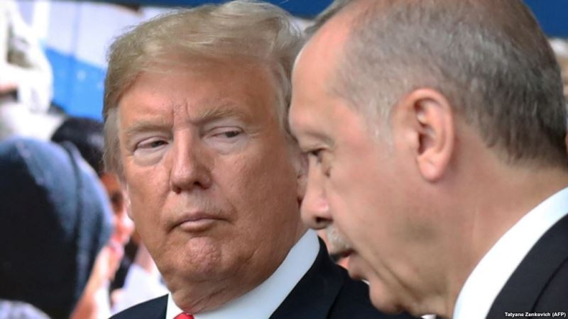 Tổng thống Mỹ Trump (bên trái) và người đồng cấp Thổ Nhĩ Kỳ Erdogan tại trụ sở của NATO ở Brussels, ngày 11-7-2018. (Ảnh: AP)