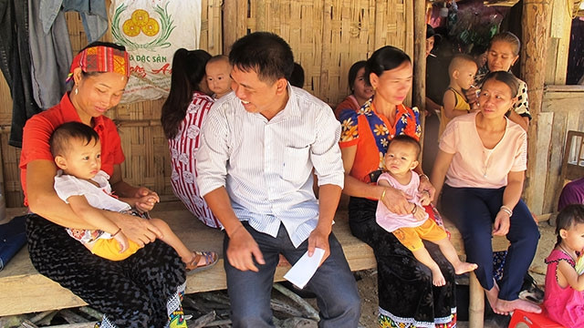 Cán bộ xã đến tuyên truyền vận động nhân dân bản Xốp Mạt bài trừ tệ nạn ma túy.