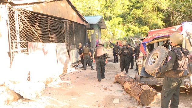 Đại tá Trần Anh Tuấn, Giám đốc Công an tỉnh Sơn La chỉ đạo các đơn vị tiếp cận nhà đối tượng truy nã.