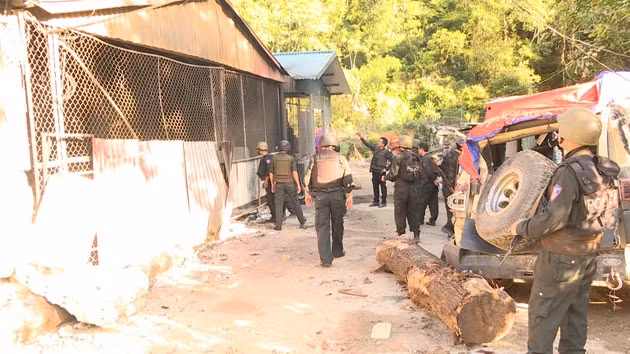 Đại tá Trần Anh Tuấn, Giám đốc Công an tỉnh Sơn La chỉ đạo các đơn vị tiếp cận nhà đối tượng truy nã.