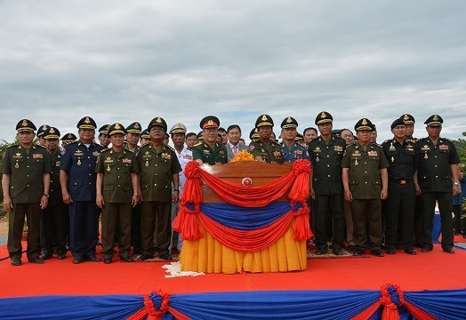 Bộ trưởng Quốc phòng Campuchia Tea Banh và Tùy viên Quốc phòng Việt Nam Nguyễn Anh Dũng ấn nút khởi công công trình tòa nhà chỉ huy.