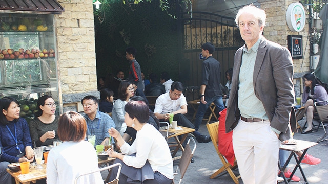 Ông Martin Rama trên phố Hà Nội.