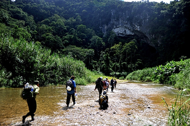 Du khách khám phá hang Sơn Đoòng.