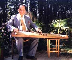 GS Trần Văn Khê-người được nhận Giải thưởng Đào Tấn 2005.