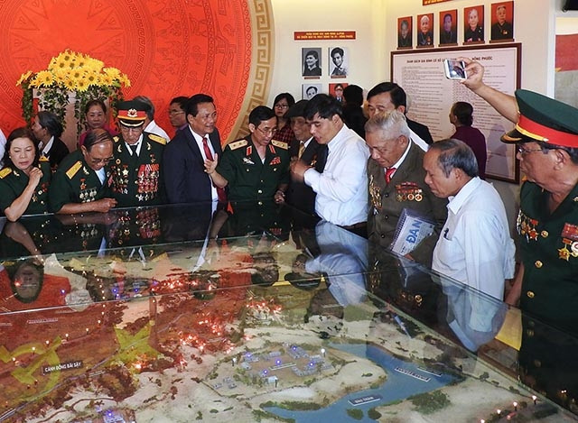 Cán bộ, chiến sĩ, nhân dân Hồng Phước hội ngộ nhân ngày giải phóng quê hương.