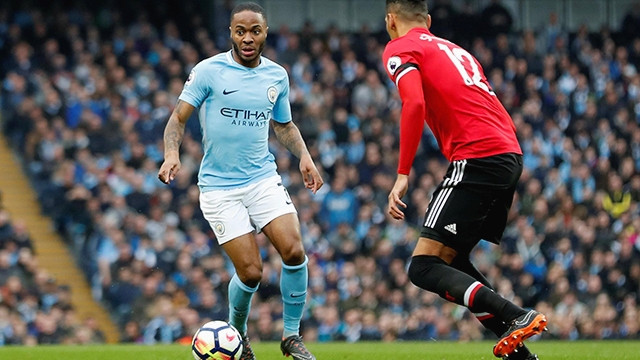 Một mình Raheem Sterling (trái) đã phung phí số cơ hội bằng những gì cả đội Man United có trong trận derby.