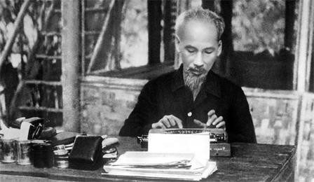 Từ chiếc máy chữ này của Hồ Chủ tịch đã ra đời nhiều văn kiện quan hệ đến vận mệnh của Tổ quốc. Ảnh tư liệu