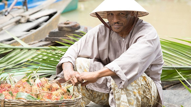 Võ sĩ Mike Tyson đội nón lá, bán trái cây trong phim “Những cô gái và găng tơ”.