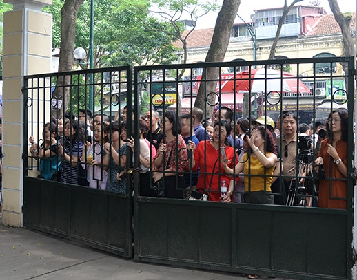 Phụ huynh ngóng đợi con trong mùa thi (Ảnh minh hoạ)