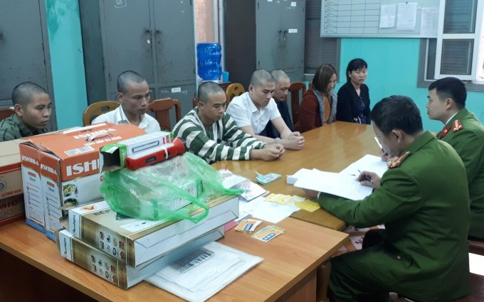 Các đối tượng cùng tang vật tại Cơ quan Công an.