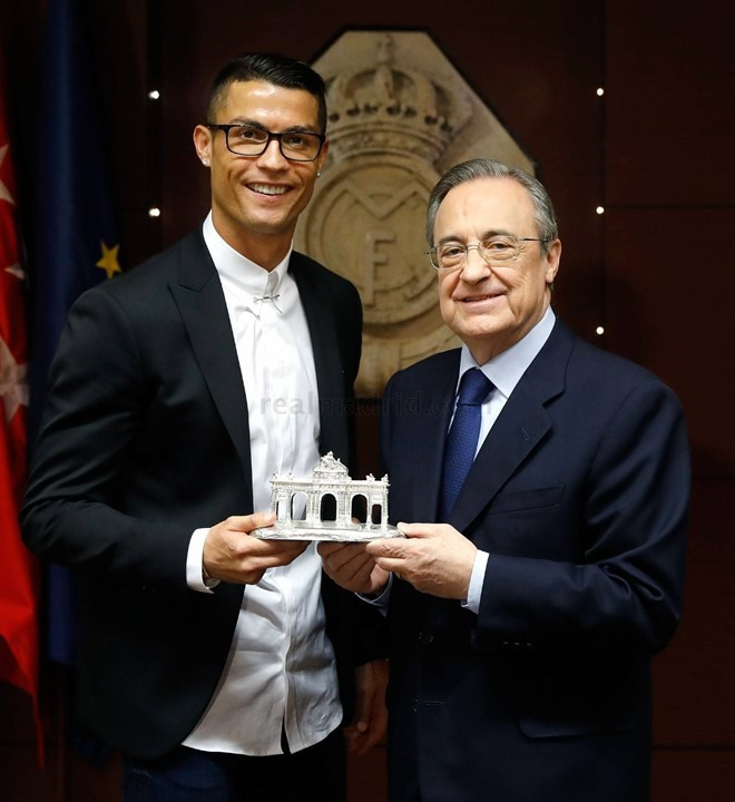 Cristiano Ronaldo và chủ tịch Real Florentino Perez tại buổi ký kết bản hợp đồng mới. 