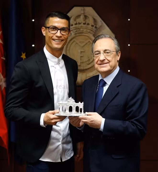 Cristiano Ronaldo và chủ tịch Real Florentino Perez tại buổi ký kết bản hợp đồng mới. 