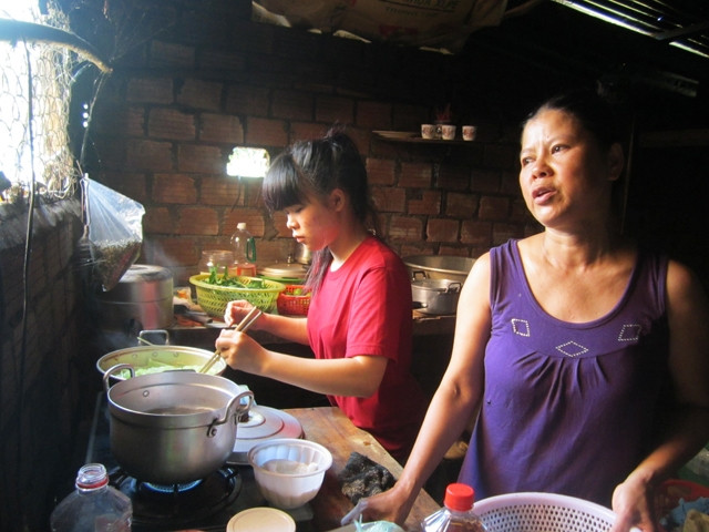 “Con đẻ, con nuôi gì, no đói gì cũng chịu cùng nhau!”.