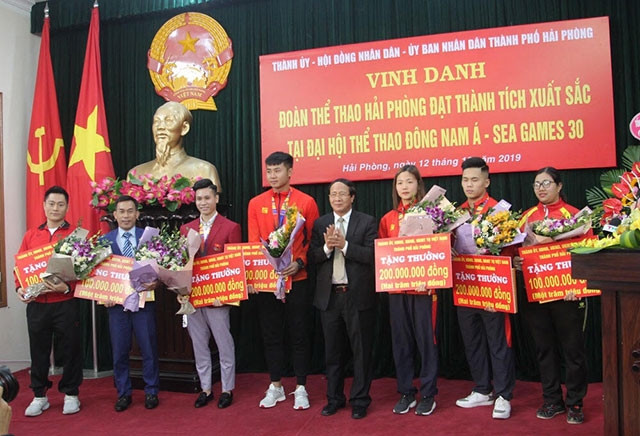 Bí thư Thành ủy Hải Phòng khen thưởng các HLV và VĐV đạt Huy chương Vàng tại Sea Games 30.