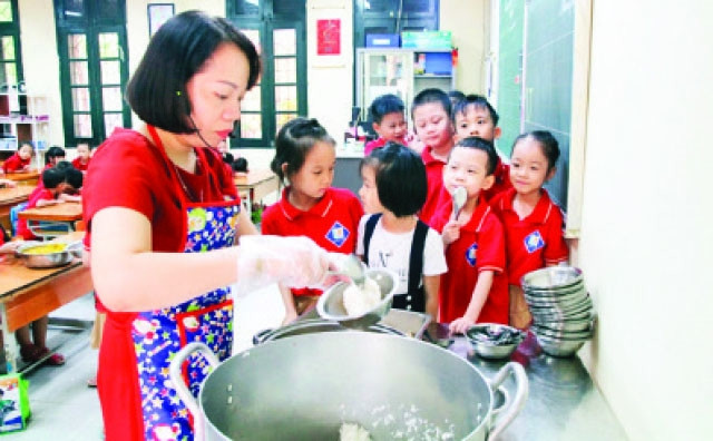 Giờ ăn trưa của học sinh Trường tiểu học Phan Đình Giót, quận Thanh Xuân.