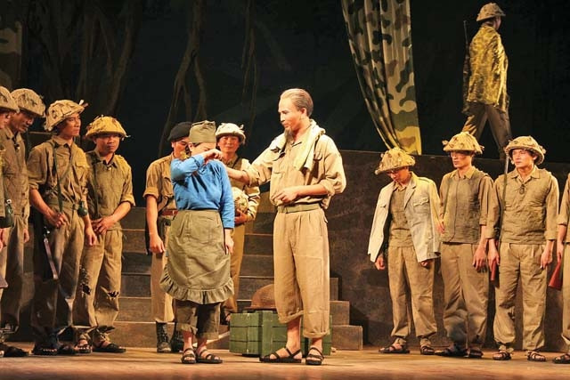 Cảnh trong vở chèo Ðêm trắng - Nhà hát chèo Quân đội. Ảnh: NGUYỄN ĐÌNH TOÁN