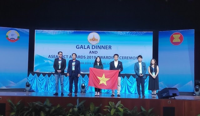 Đại diện của Hocmai.vn cùng các đội tham gia tranh giải trong hạng mục Nội dung số