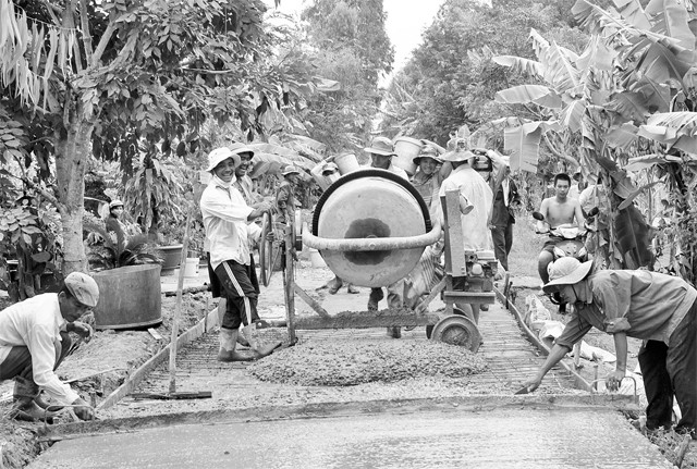 Tuyến đường liên xã, liên huyện Mỹ Xuyên được bê-tông hóa, góp phần phát triển kinh tế - xã hội trong vùng.