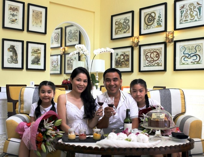 Gia đình MC Quyền Linh tại JW Marriott Phu Quoc Emerald Bay.