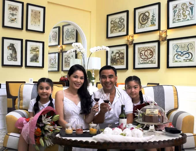 Gia đình MC Quyền Linh tại JW Marriott Phu Quoc Emerald Bay.