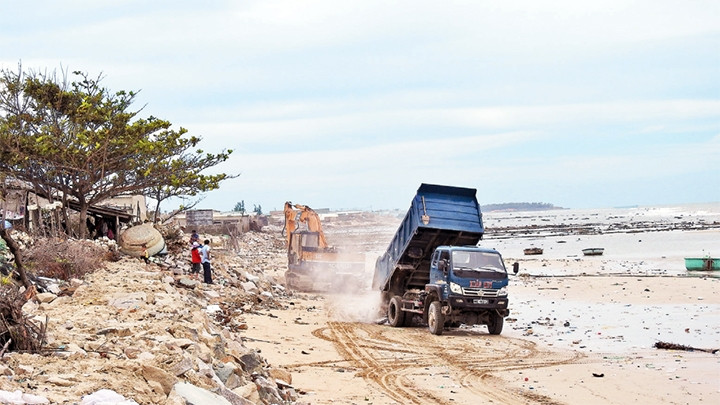 Tỉnh Ninh Thuận triển khai gia cố đê biển tại thôn Khánh Nhơn 1, xã Nhơn Hải, huyện Ninh Hải. Ảnh: NGUYỄN TRUNG