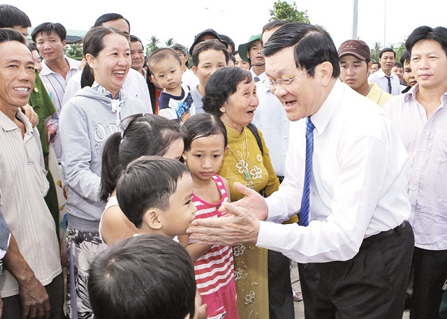 Chủ tịch nước Trương Tấn Sang thăm hỏi nhân dân và các cháu thiếu nhi huyện Cù Lao Dung (Bến Tre).   Ảnh: NGUYỄN KHANG - TTXVN