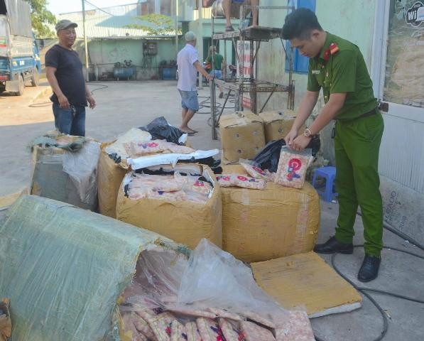 Cảnh sát môi trường - Công an TP Đà Nẵng phát hiện xe chở 600 kg sụn gà không rõ nguồn gốc.