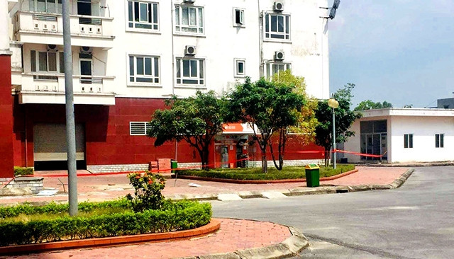 Khu vực hai cây ATM bị gài thuốc nổ tại chung cư tập thể chín tầng của Công ty Than Nam Mẫu.