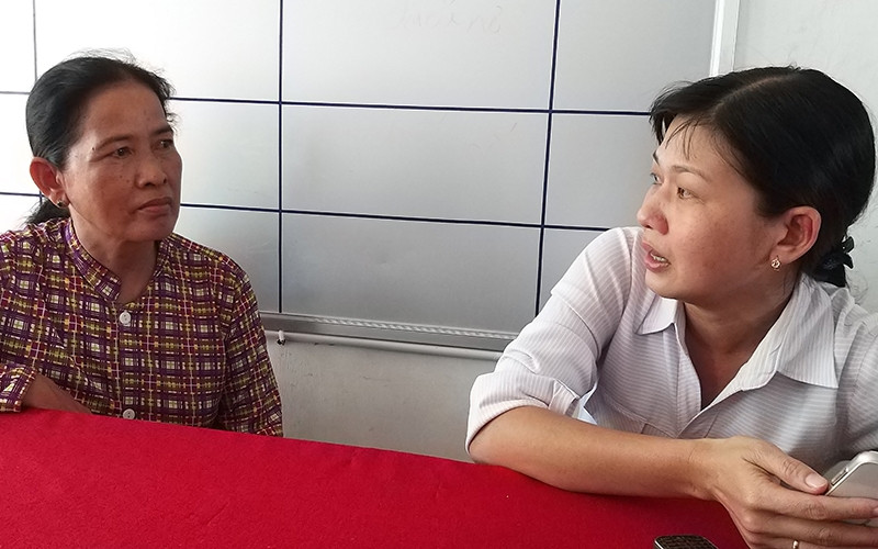 Cán bộ Hội Liên hiệp Phụ nữ xã An Hiệp, huyện Châu Thành, tỉnh Sóc Trăng (bên phải) tư vấn cho gia đình có người thân lấy chồng nước ngoài hồi hương.