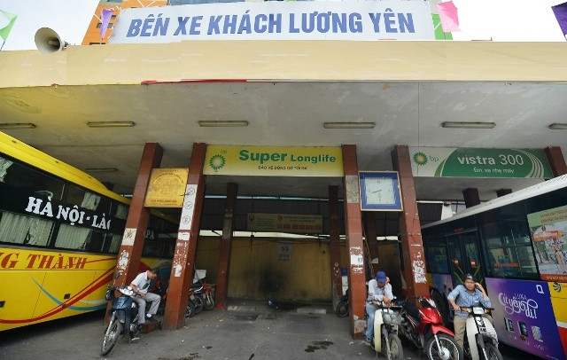 Nhếch nhác trước cổng bến xe Lương Yên.