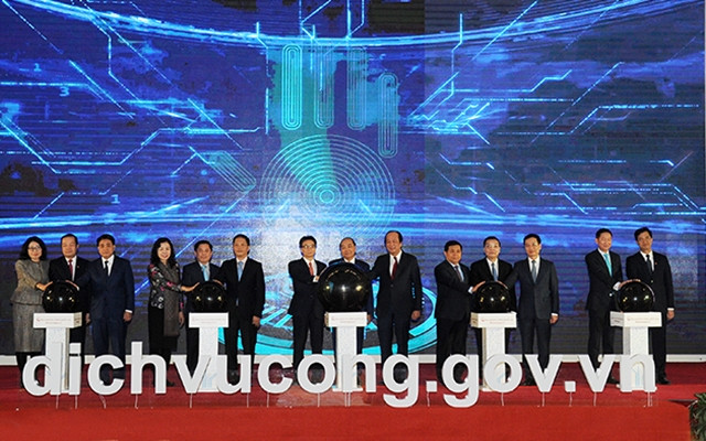  *Thủ tướng Nguyễn Xuân Phúc và các đại biểu thực hiện nghi thức khai trương Cổng Dịch vụ công quốc gia ngày 9-12 (Ảnh: Trần Hải).