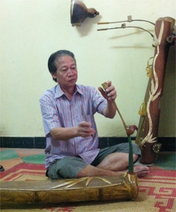 NSND Xuân Hoạch trình tấu đàn bầu.