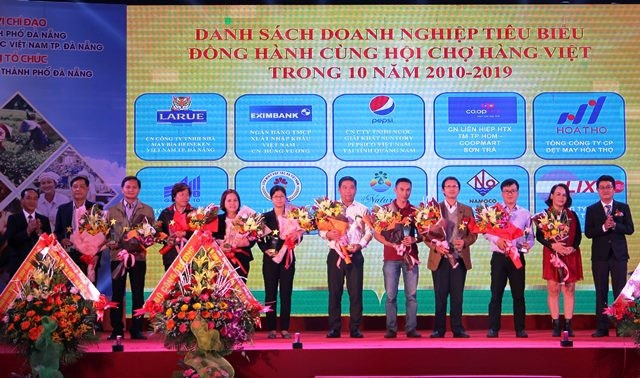 Trao kỷ niệm chương cho mười đơn vị.