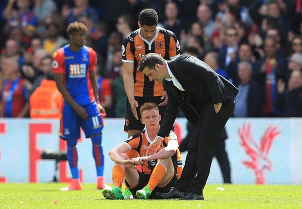 Nỗi buồn xuống hạng của các cầu thủ Hull City.