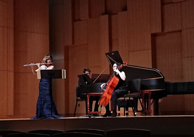 Lê Thư Hương biểu diễn ở Trường UNT (Đại học Bắc Texas - Mỹ).